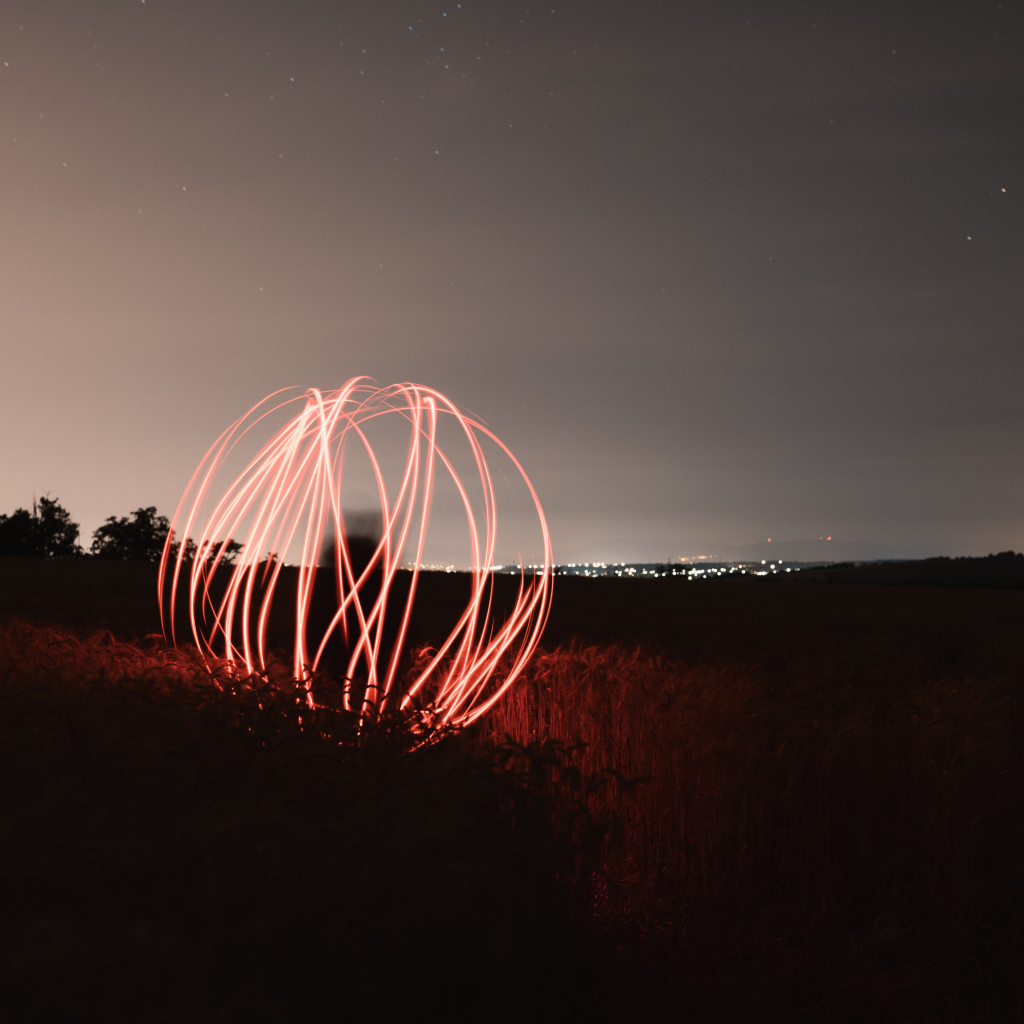 Огненный шар в поле ночью 