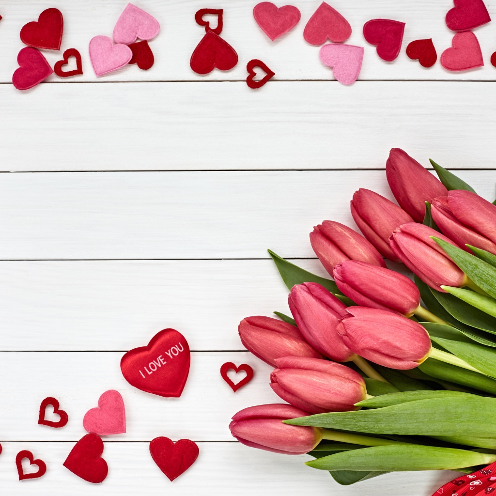 Большой букет красных тюльпанов с сердечками