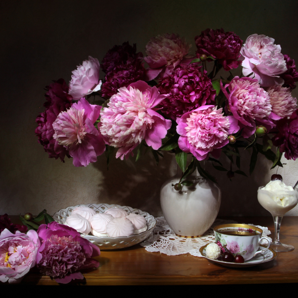 Красивый букет пионов в вазе на столе с зефиром