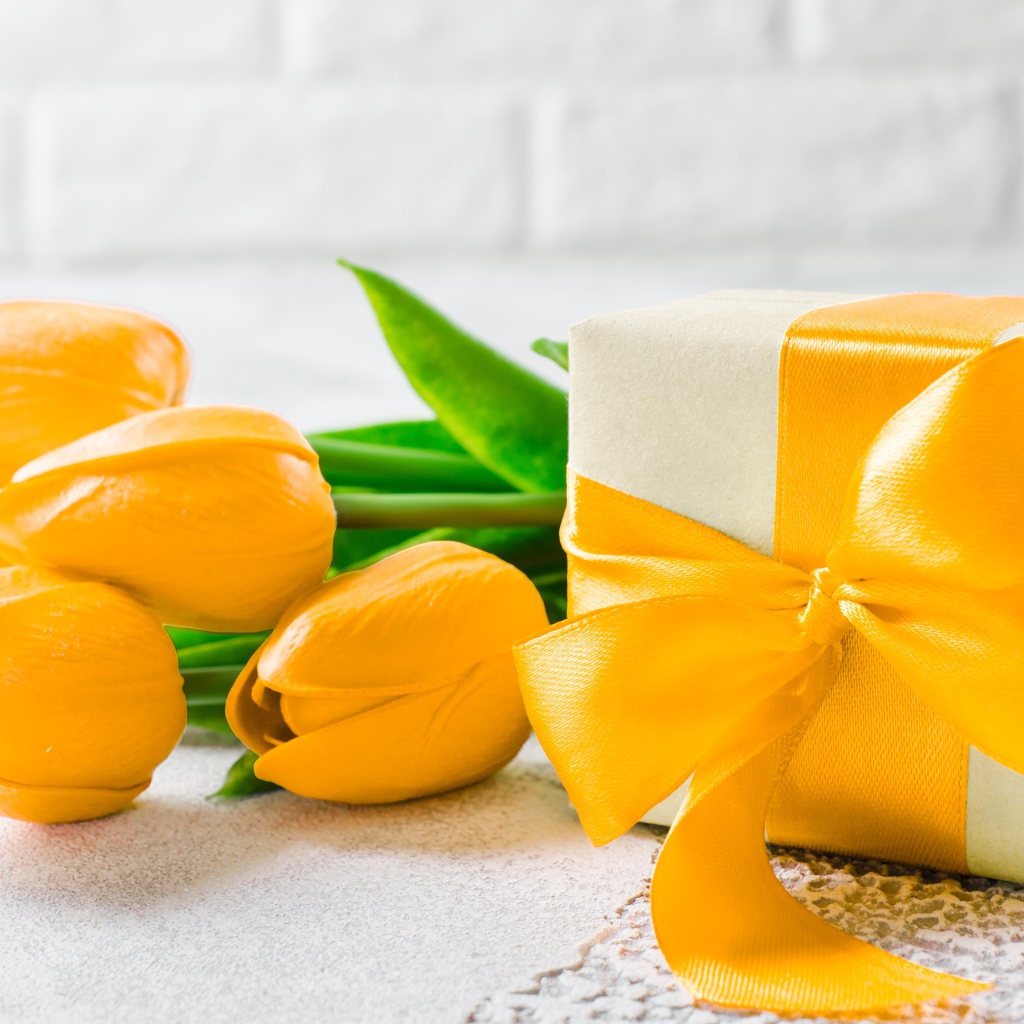 Красивый букет желтых тюльпанов с подарком