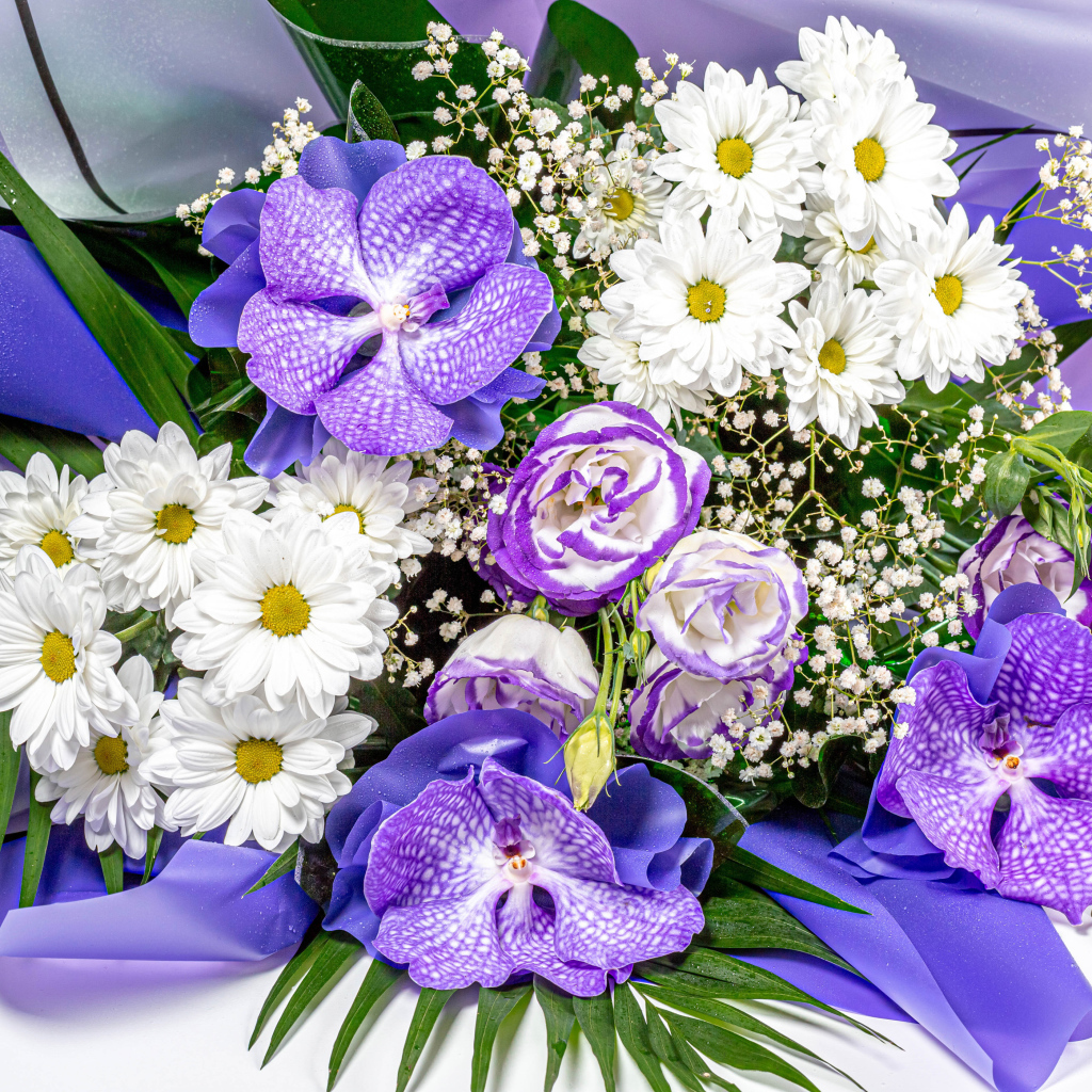 Красивый букет с цветами орхидеи, хризантемы и эустомы 