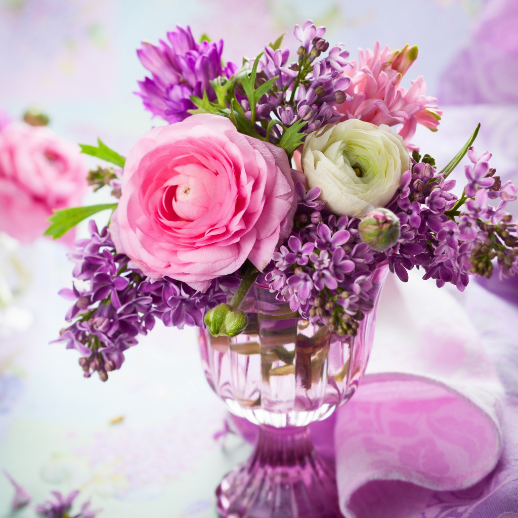Красивые лютики и цветы сирени в вазе 