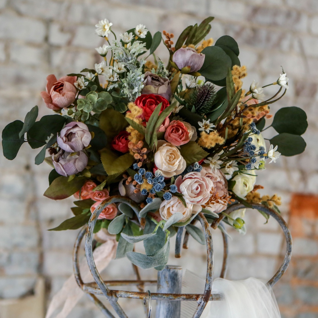 Большой красивый букет на фоне кирпичной стены 