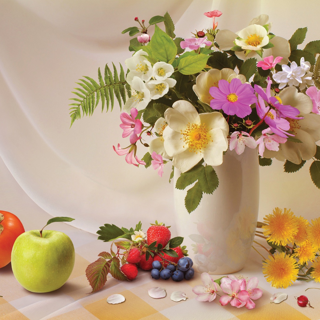 Букет в вазе на столе с фруктами и ягодами