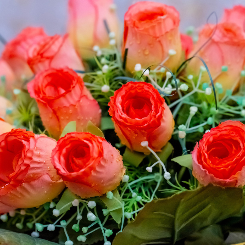 Букет искусственных роз крупным планом