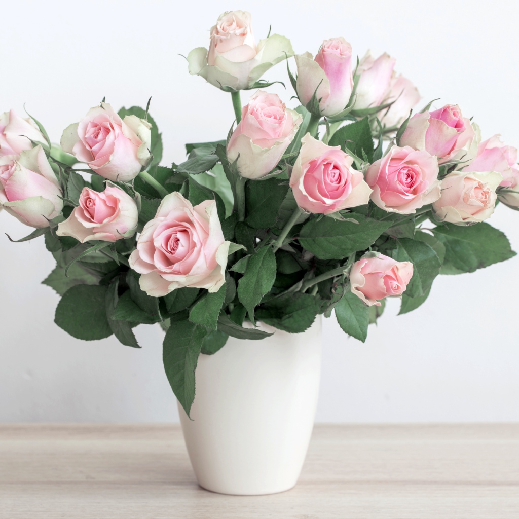 Букет красивых розовых роз в белой вазе 