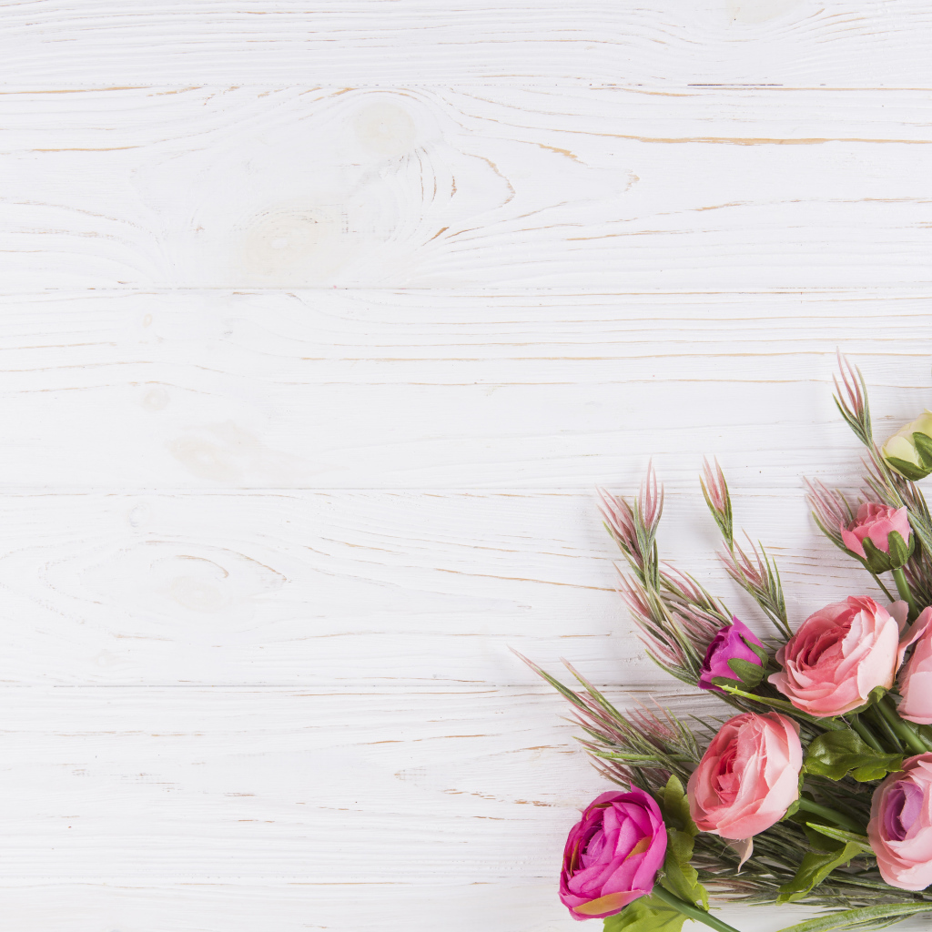 Букет цветов лютиков на деревянном столе