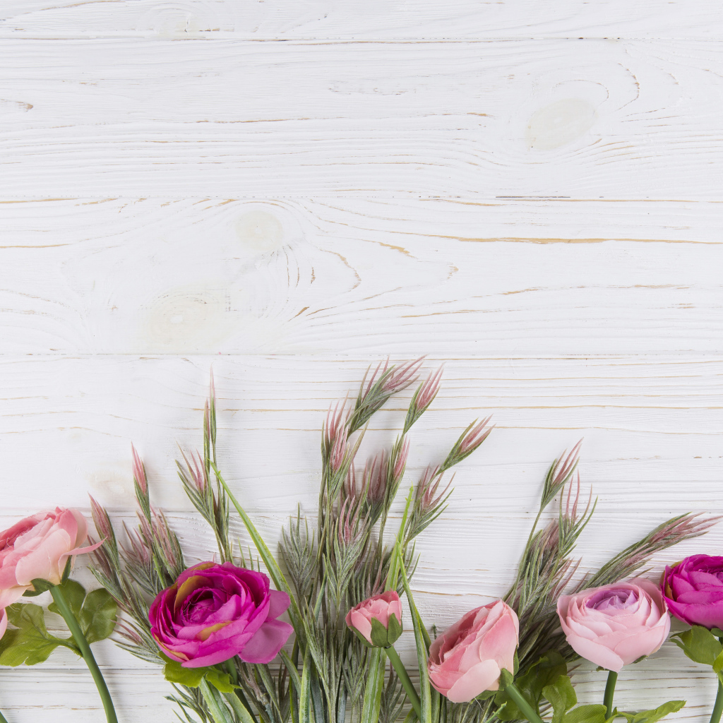 Букет разноцветных лютиков на белом столе