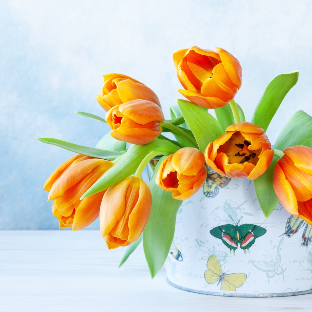 Букет оранжевых тюльпанов в вазе 