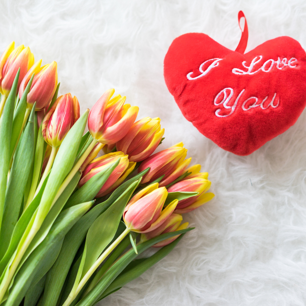 Букет оранжевых тюльпанов с красным сердцем 