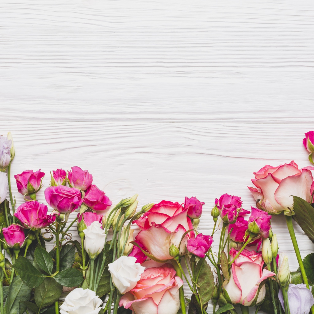 Букет розовых роз на белом столе 