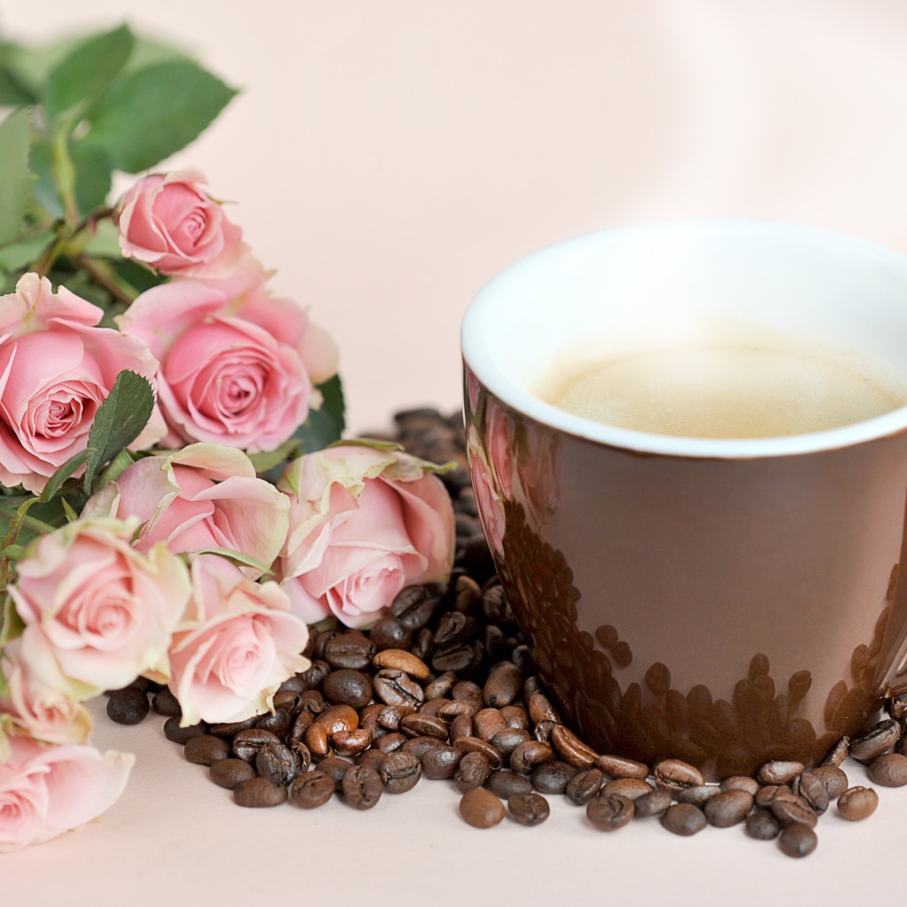 Букет розовых роз с чашкой кофе и зернами