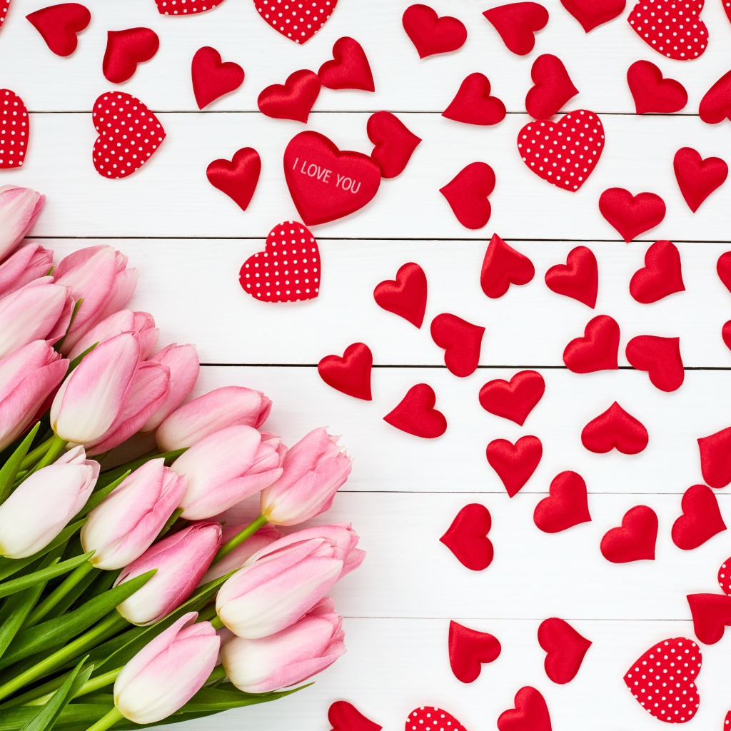Букет розовых тюльпанов на белом фоне с красными сердечками
