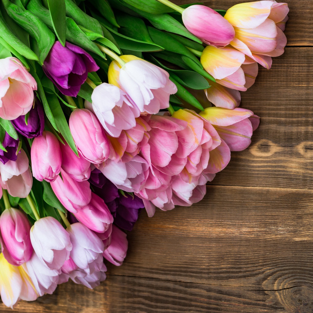 Букет розовых тюльпанов на деревянном фоне