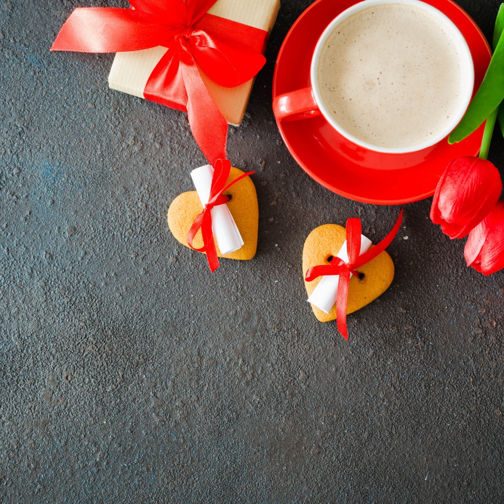 Букет красных тюльпанов, подарок, печенье и кофе для любимой 