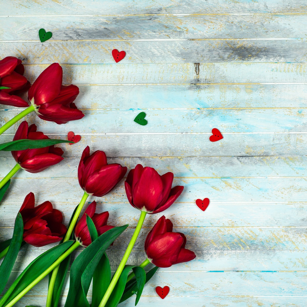 Букет красных тюльпанов на деревянном столе