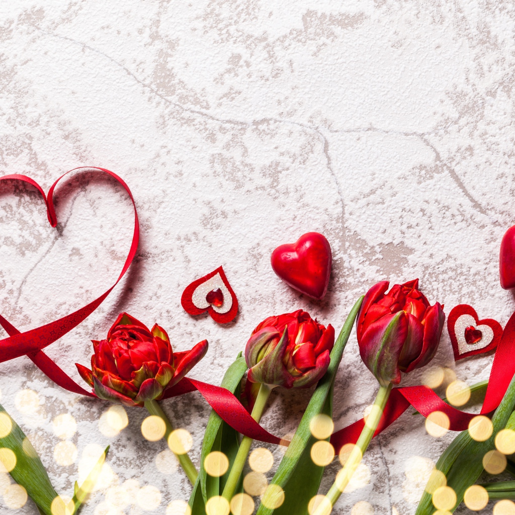 Букет красных тюльпанов с сердечками на сером фоне
