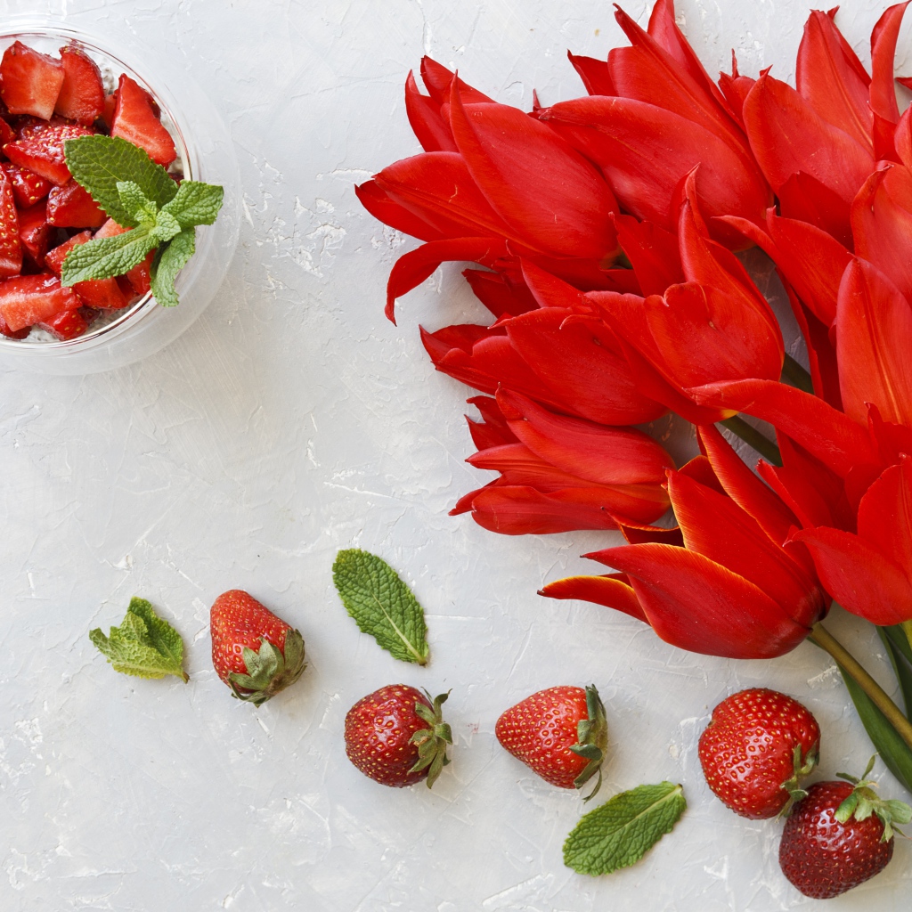 Букет красных тюльпанов с ягодами клубники 