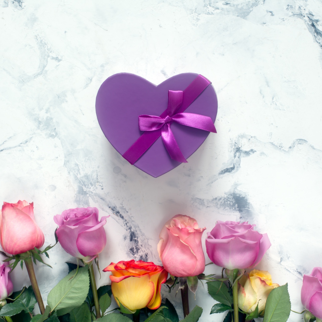 Букет роз с фиолетовой коробкой в форме сердца 
