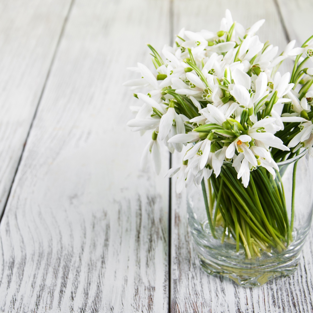 Букет белых подснежников в вазе на столе
