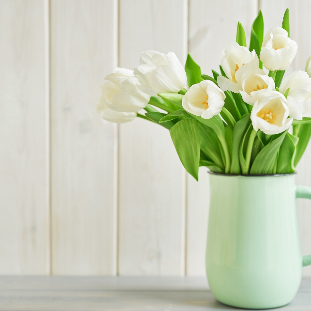 Букет белых тюльпанов в вазе на белом фоне 