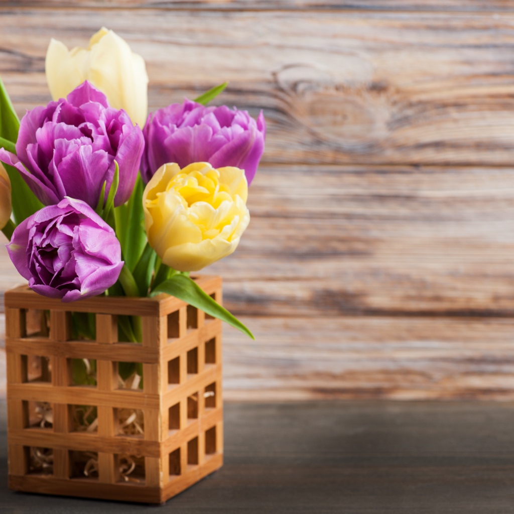 Букет желтых и сиреневых тюльпанов в вазе 