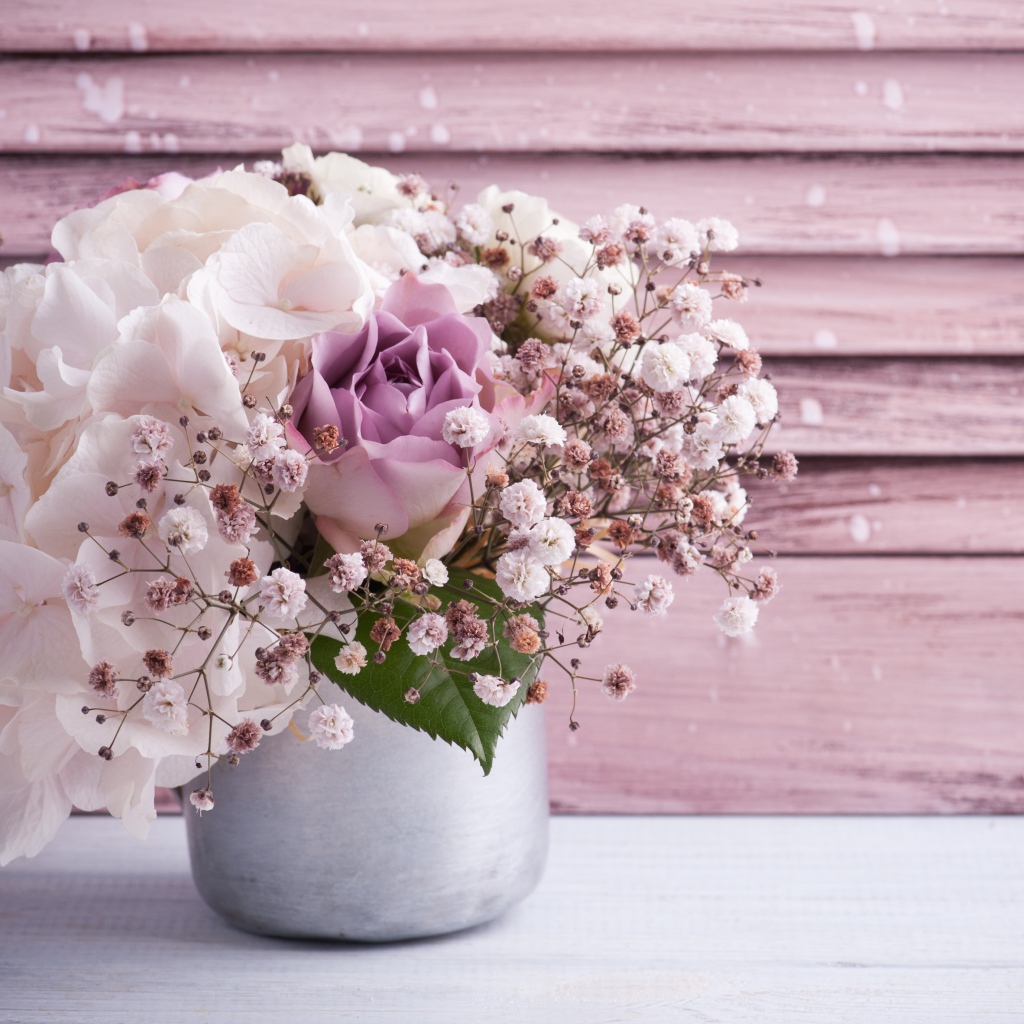 Букет с цветами флоксы и розы в вазе на столе 