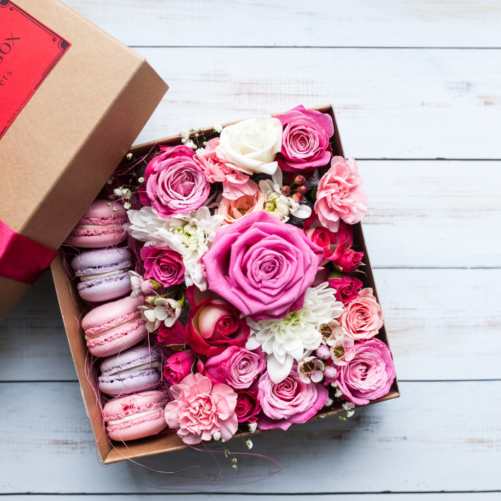 Коробка с живыми цветами и десертом на подарок