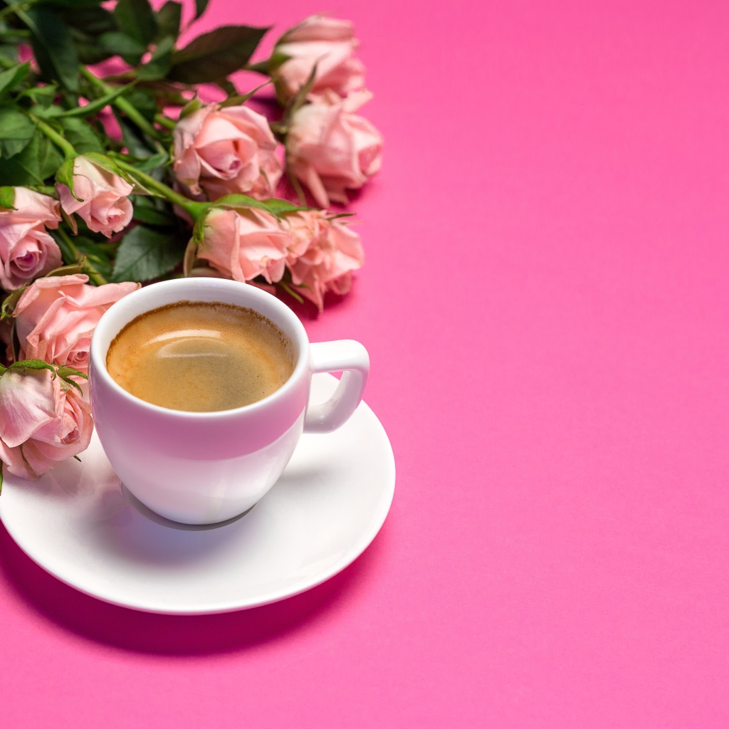 Чашка кофе и букет красивых роз на розовом фоне