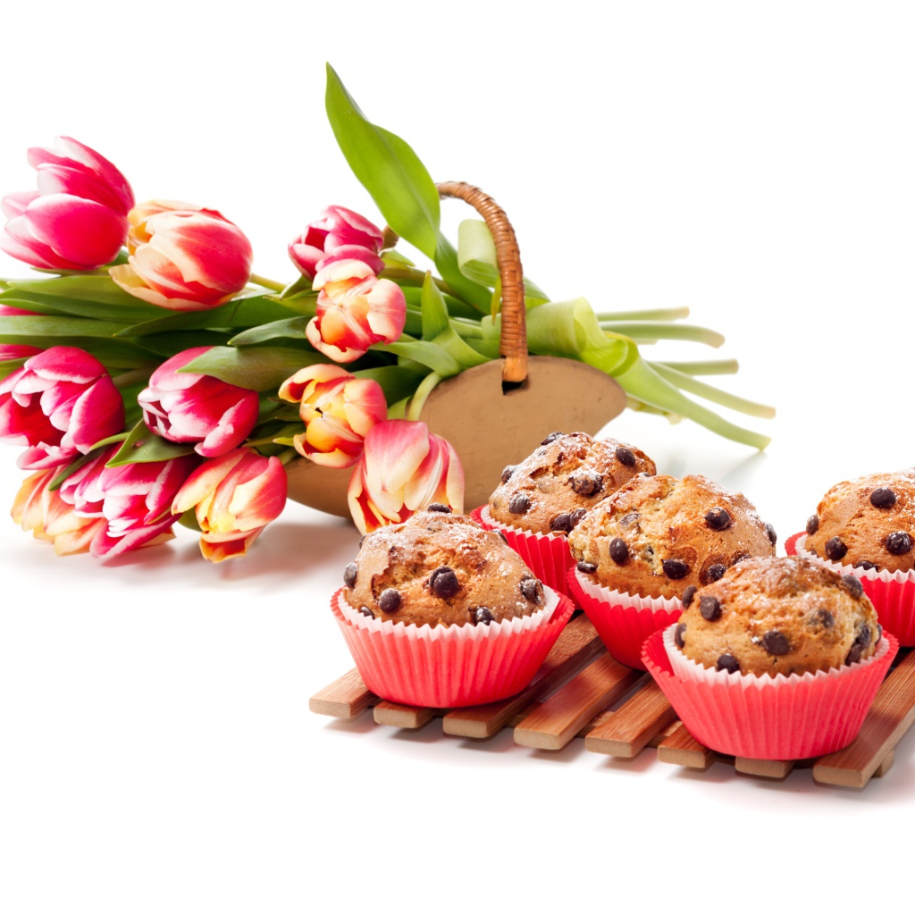 Кексы с шоколадом и букетом тюльпанов на белом фоне