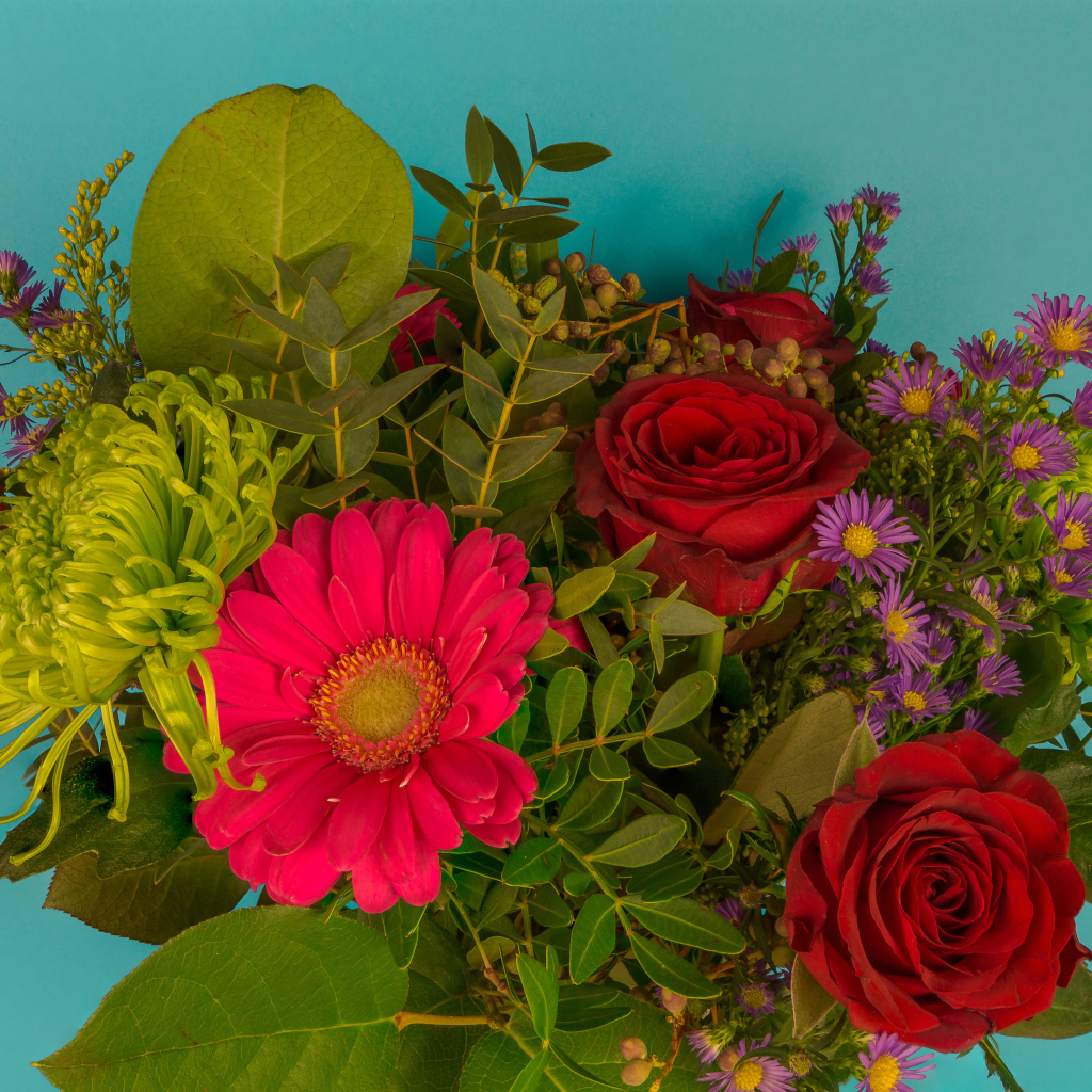 Праздничный букет на голубом фоне