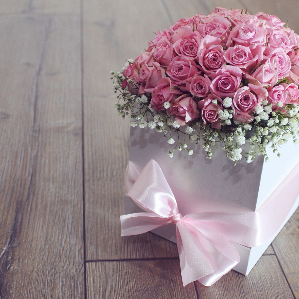 Подарочная коробка с букетом розовых роз и бантом