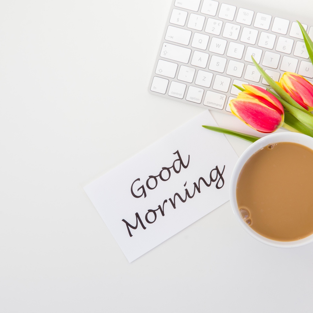 Ноутбук с букетом тюльпанов и какая и надписью с Добрым утром