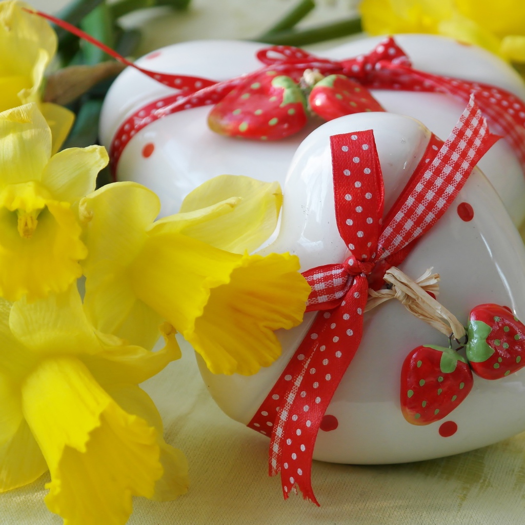 Два белых фарфоровых сердца с букетом желтых нарциссов