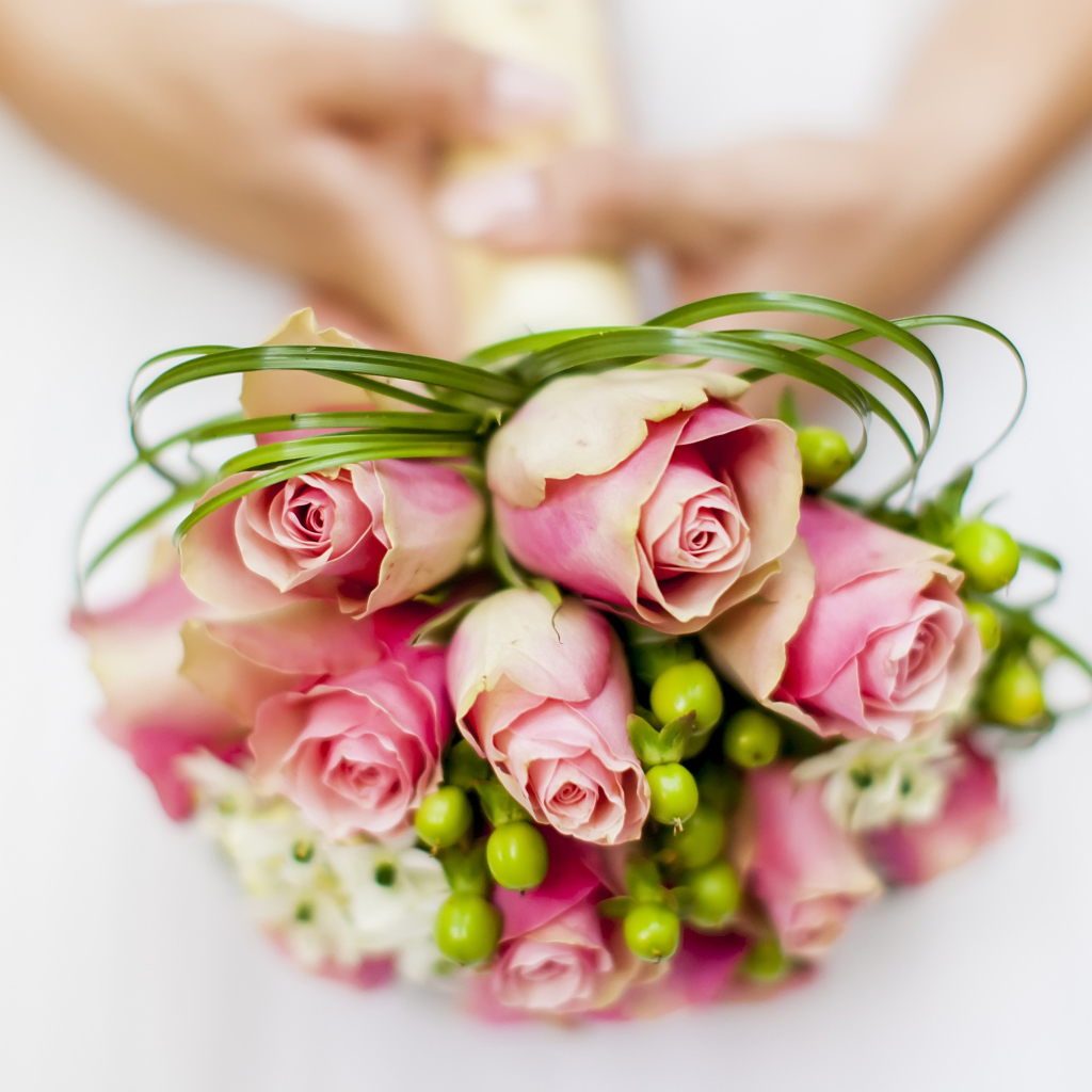 Свадебный букет из розовых роз в руках у невесты 