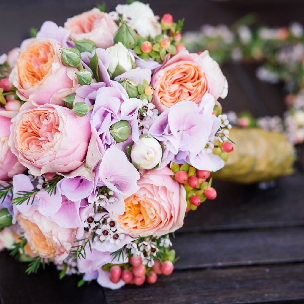 Свадебный букет невесты лежит на лавке 