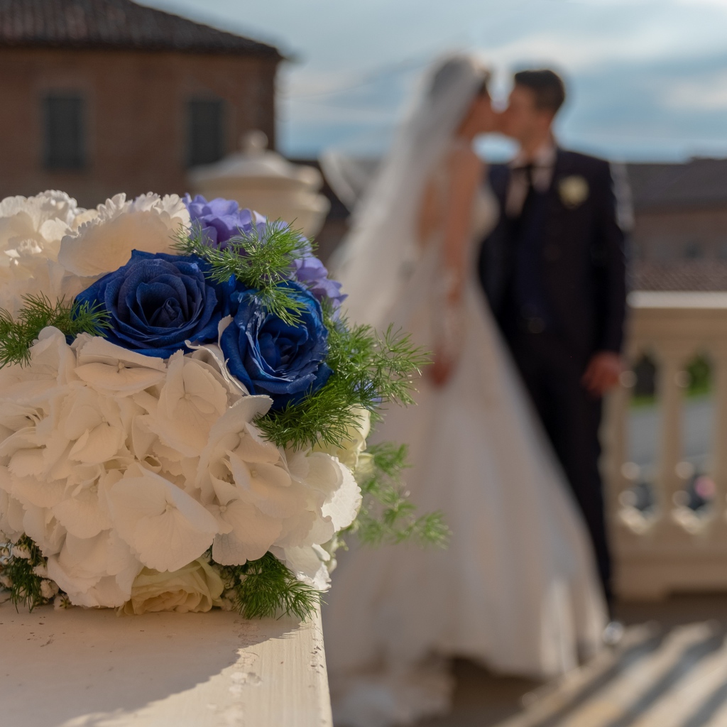 Свадебный букет на фоне новобрачной пары 