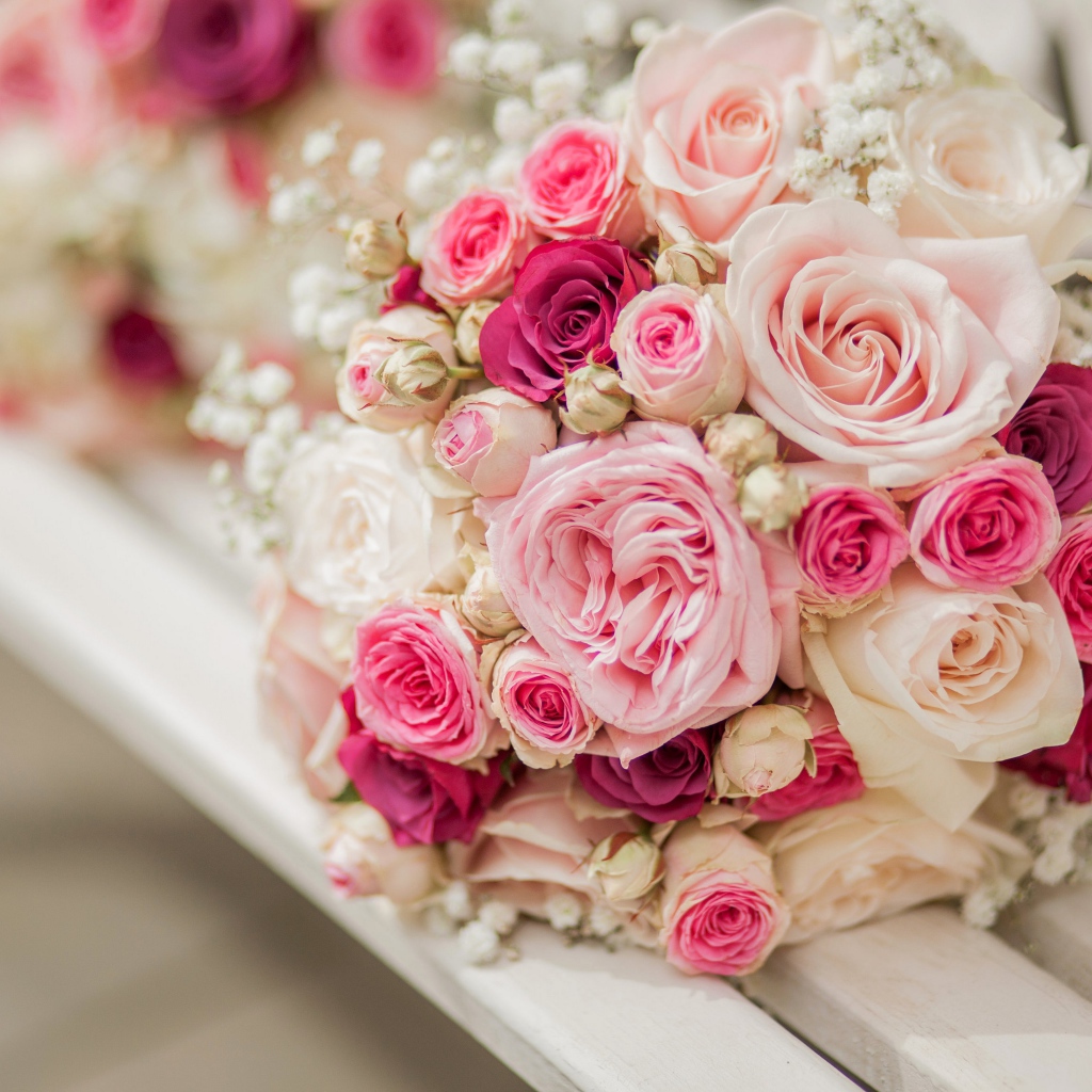 Свадебный букет с розовыми розами на лавке 