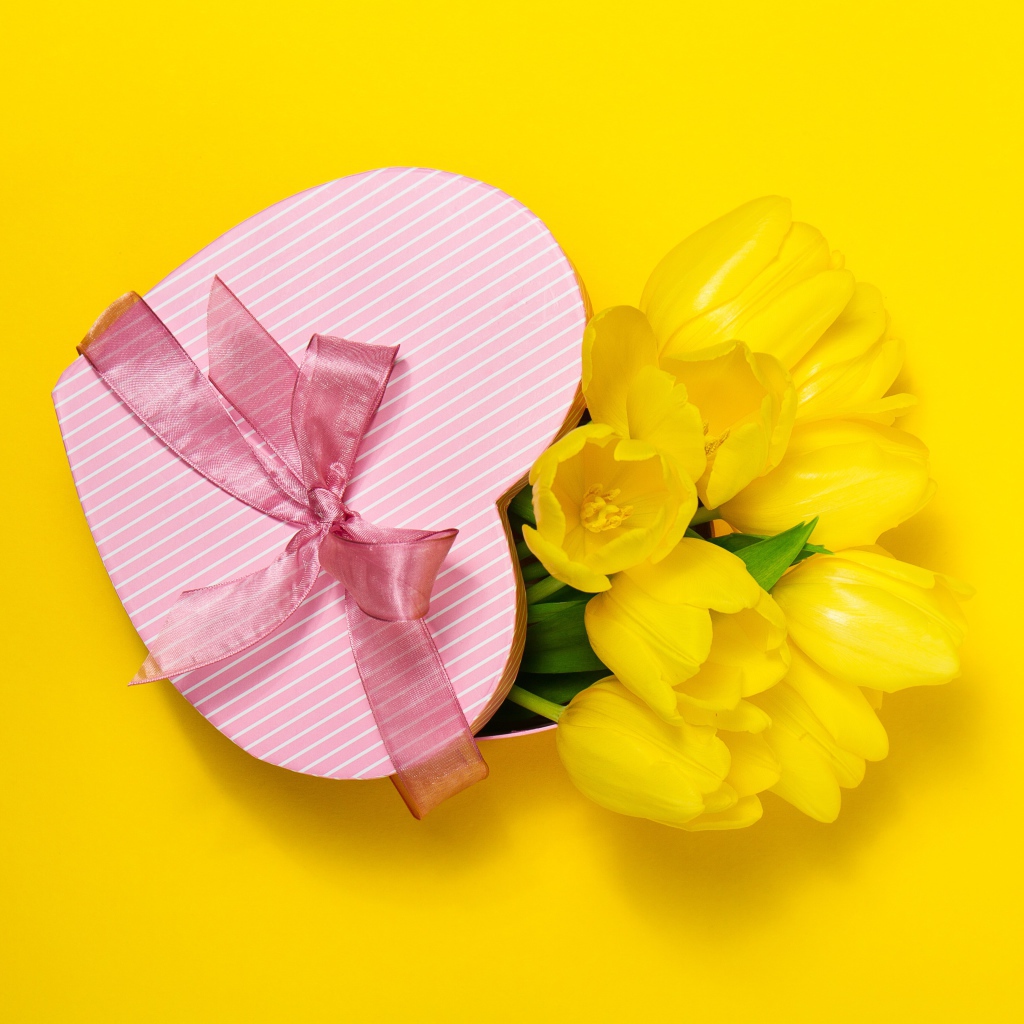 Букет желтых тюльпанов с подарочной коробкой в форме сердца 