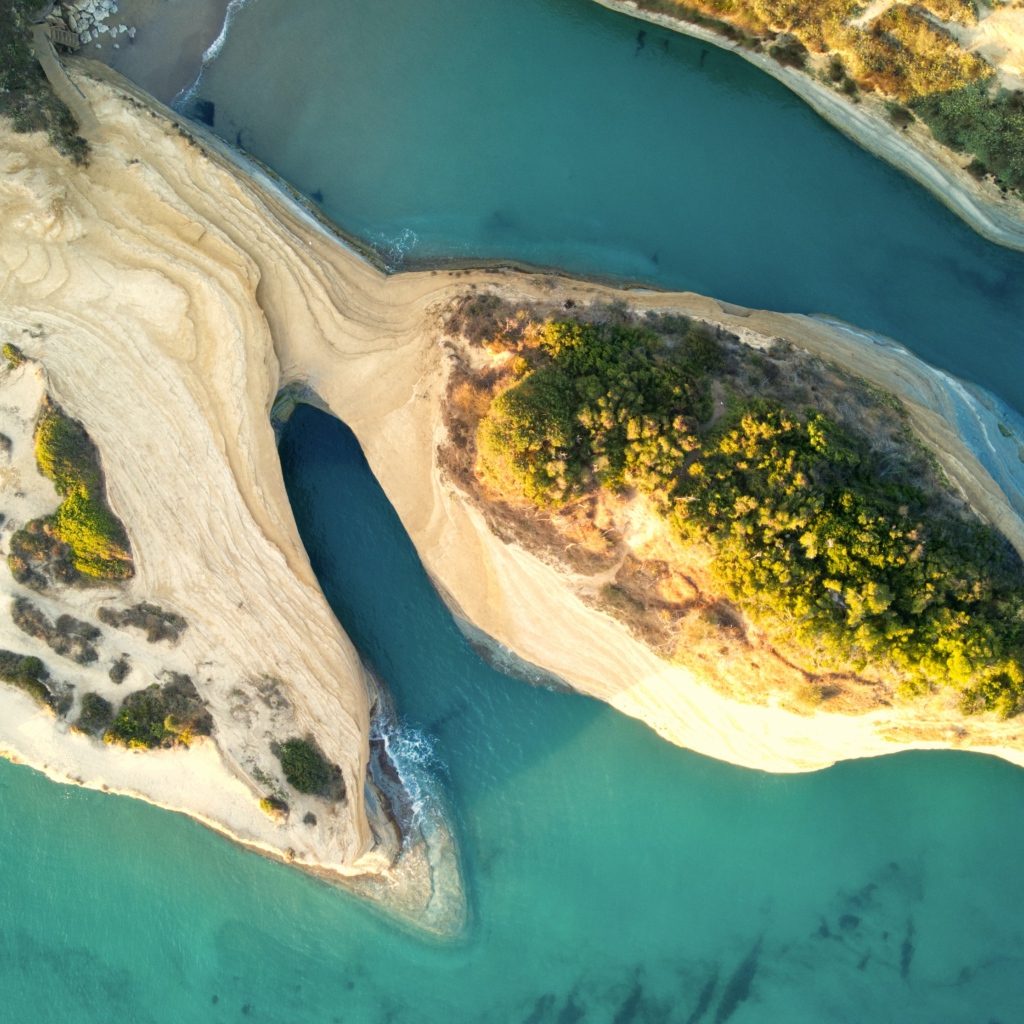 Вид сверху на острова в голубом океане 