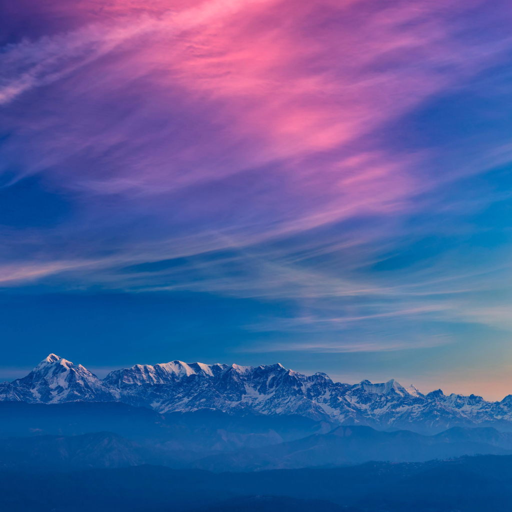 Красивое небо над заснеженными горами