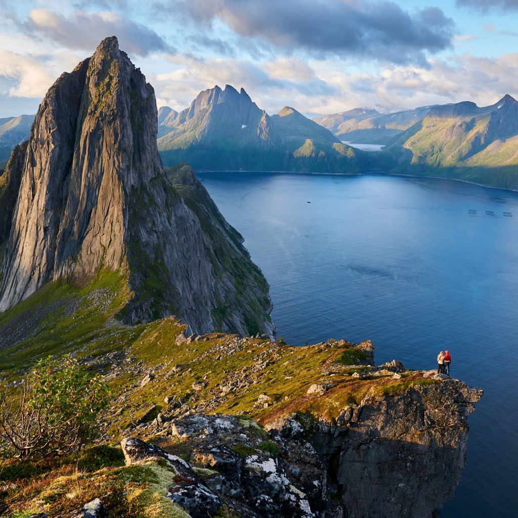 Красивый вид со скалы на фьорд, Норвегия 