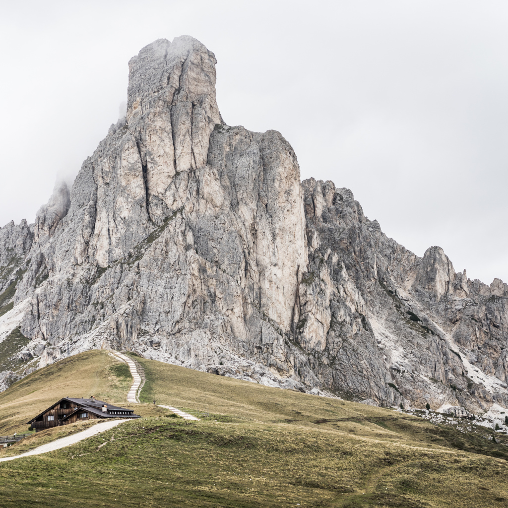 Большая гора на фоне пасмурного неба