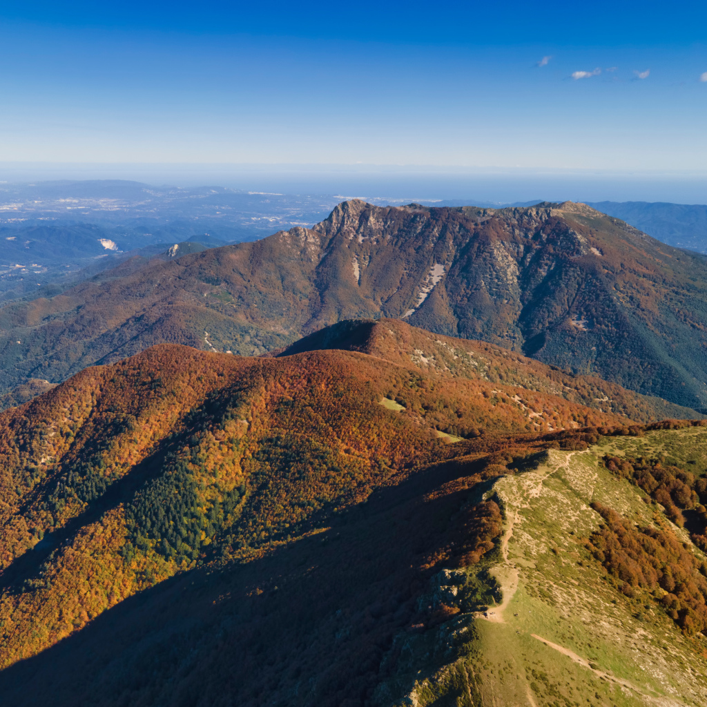 Вид на вершины гор с высоты птичьего полета 