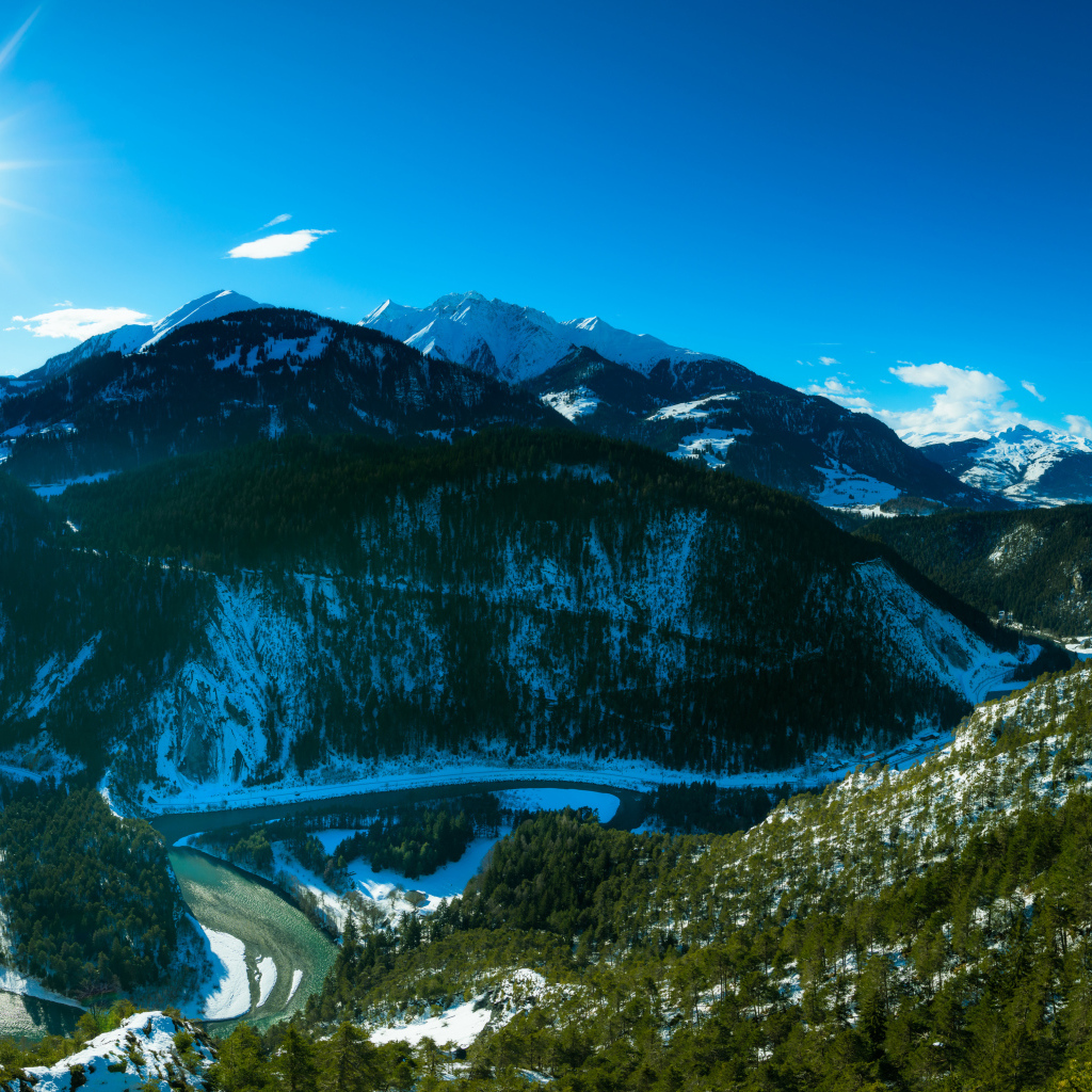Яркое солнце в голубом небе над заснеженными горами, Швейцария 