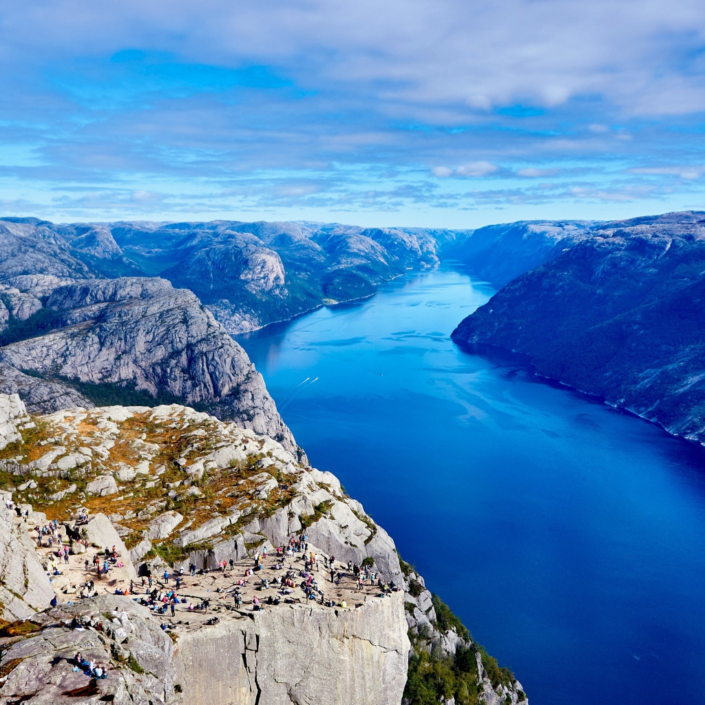 Чистая река между скалистых гор  