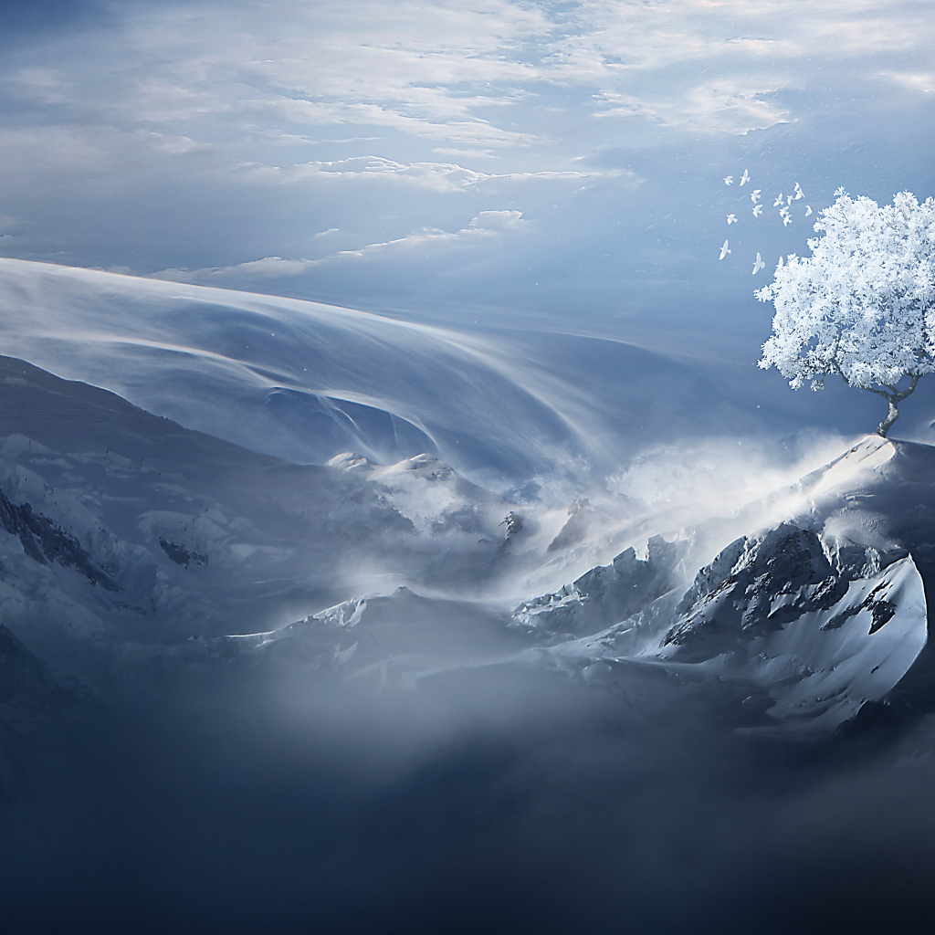 Фантастический горный пейзаж под голубым небом