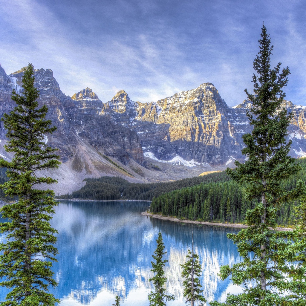 Высокие горы под голубым небом у озера, Канада 