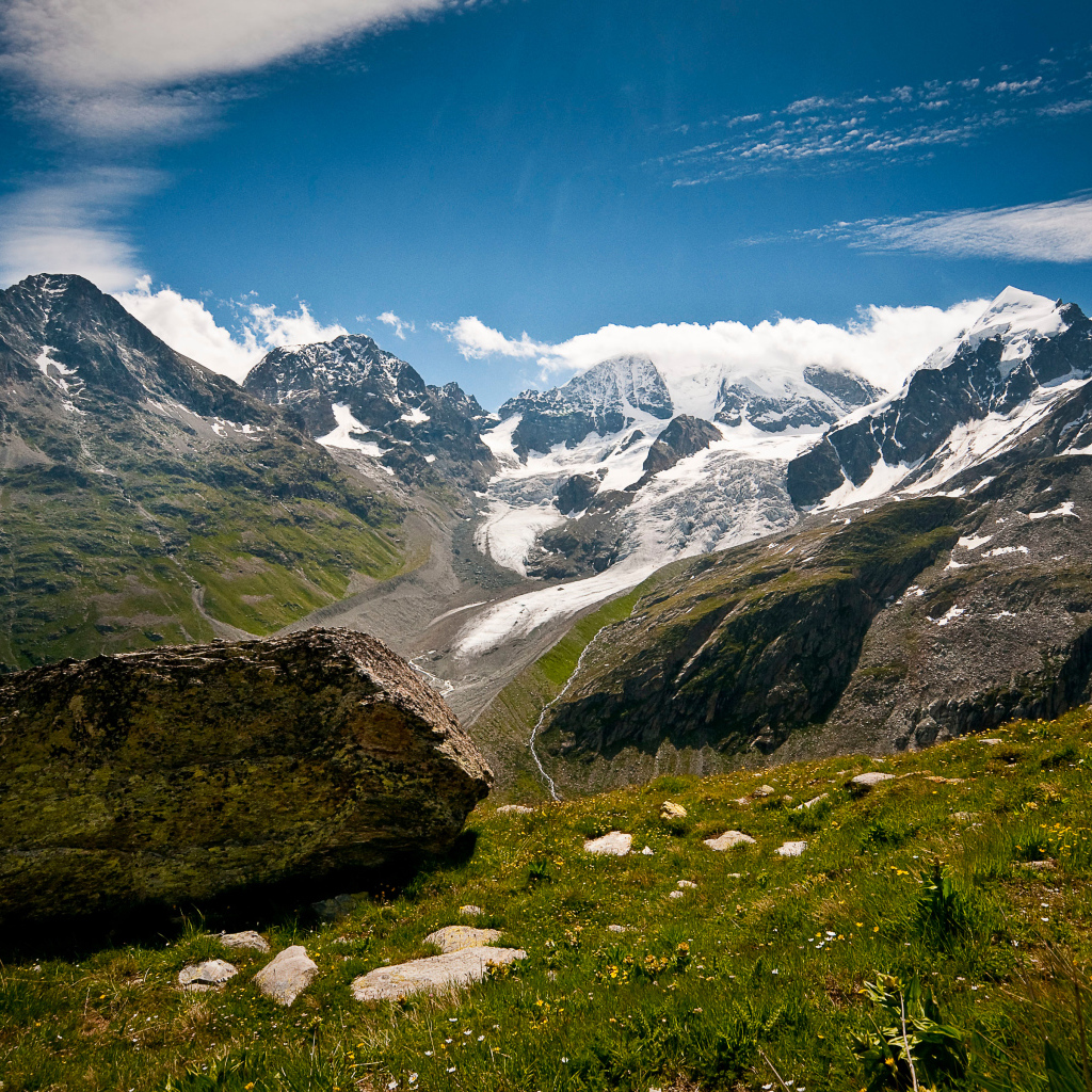 Высокие заснеженные швейцарские горы под голубым небом 