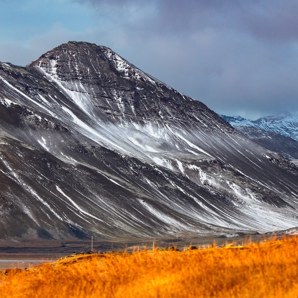 Большие горы с белым снегом под грозовым небом
